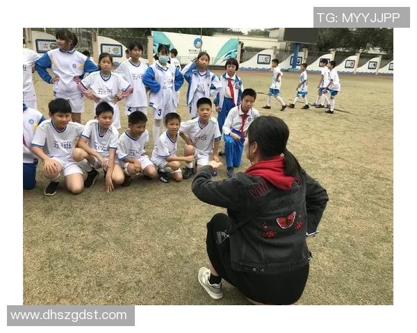 足球小女孩球星形象活力四射展现梦想与力量的青春风采