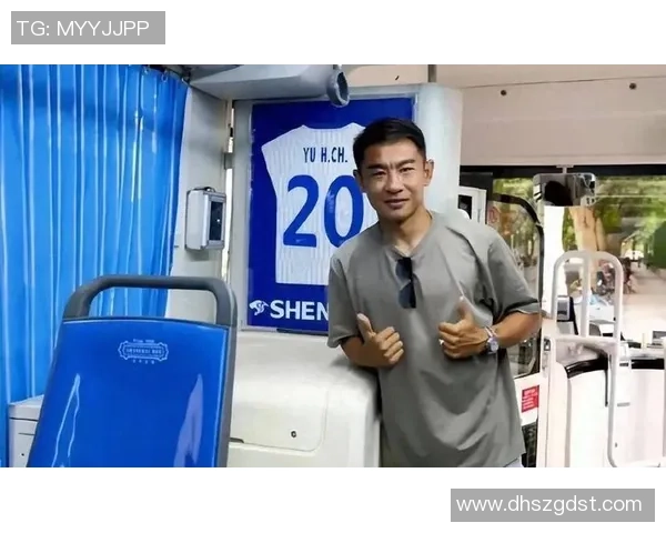 球星亲手赠送足球鞋给球迷小孩 温暖瞬间感动全场