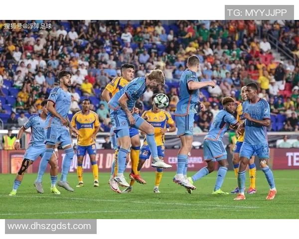 足球巨星亲临赛场指挥风云瞬间 展现领袖气质与战术智慧